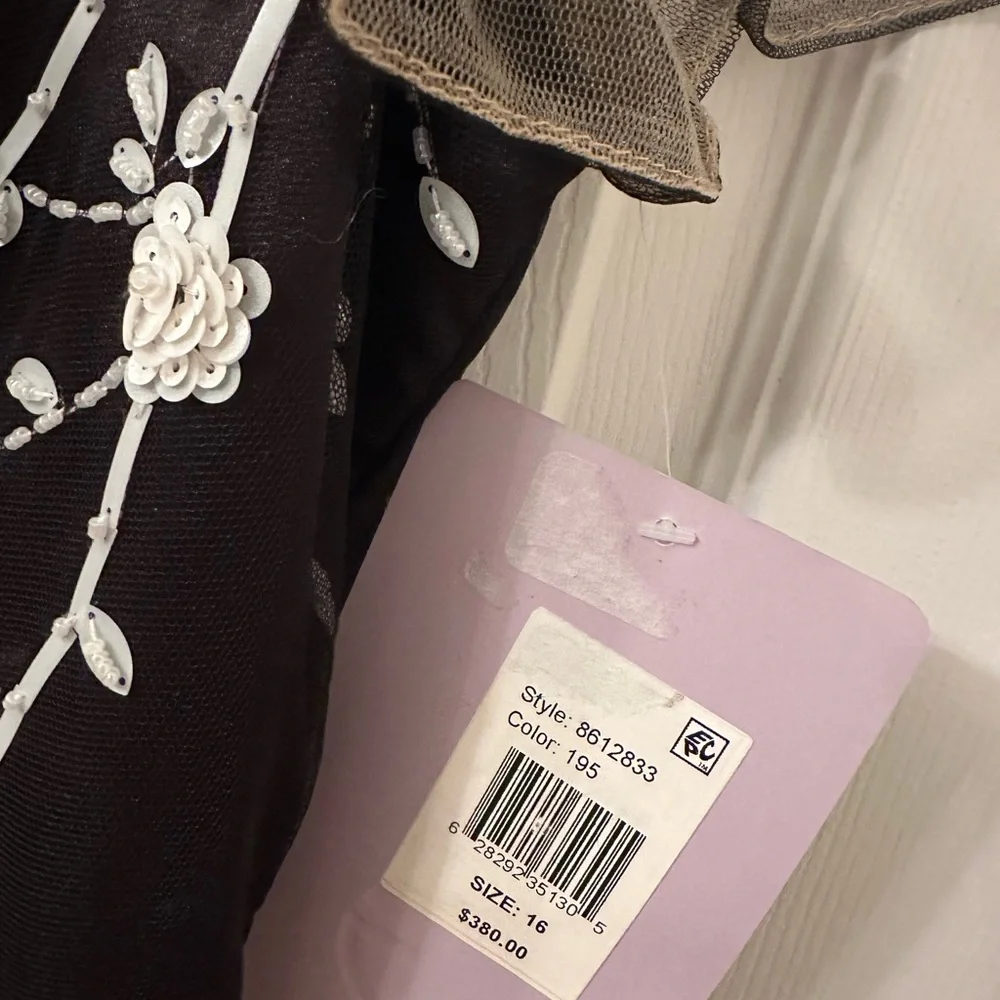 Elegant JS Collections Black and White Floral Gown size 16- brand new - Picture 4 of 7